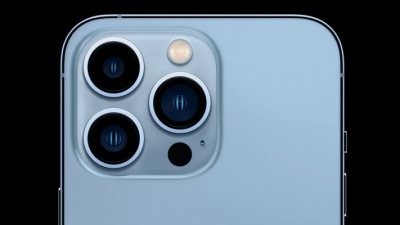Bác sĩ sử dụng camera macro của iPhone 13 Pro để kiểm tra mắt bệnh nhân