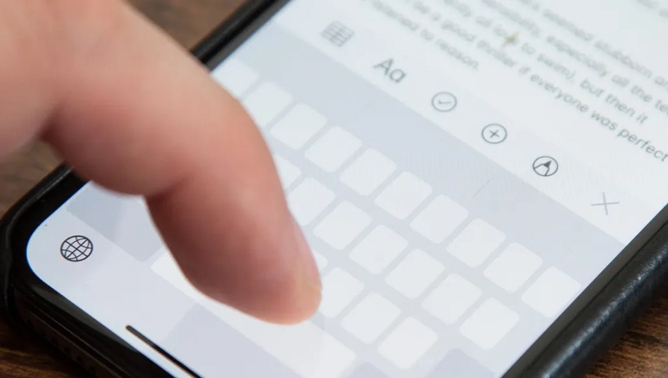 Biến phím cách của iPhone thành bàn di chuột như trên máy tính