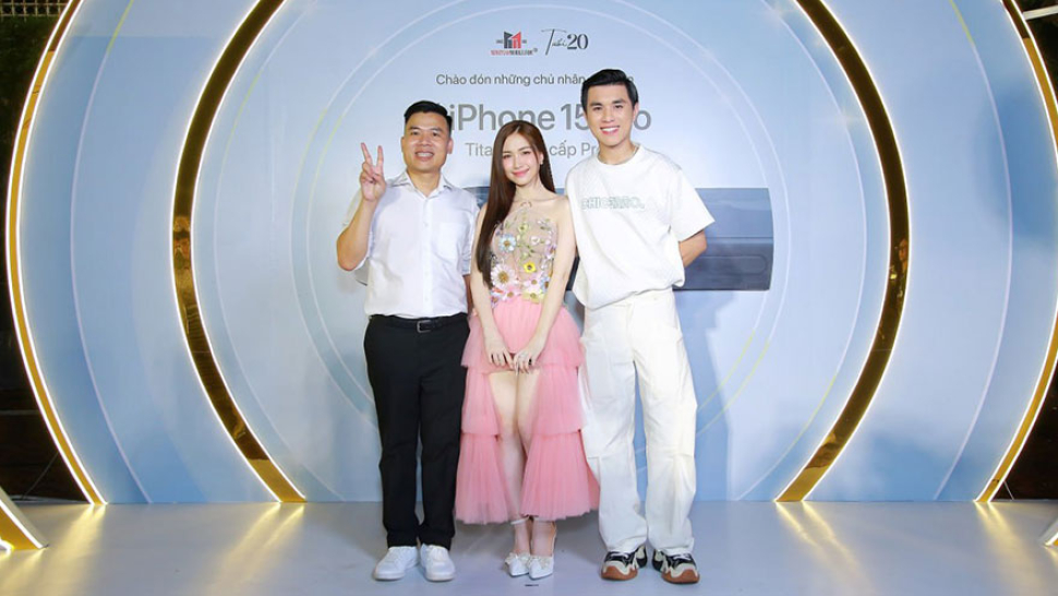 Ca sĩ Hòa Minzy sánh bước cùng iPhone 15 Pro Max 256GB