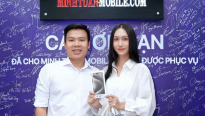 Ca sĩ Lynk Lee trên tay iPhone 15 Pro Max 256GB sang trọng