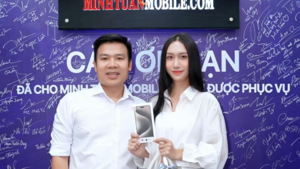 Ca sĩ Lynk Lee trên tay iPhone 15 Pro Max 256GB sang trọng