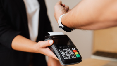 Cách thêm thẻ Visa vào ứng dụng Ví trên Apple Watch