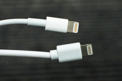 Cách vệ sinh dây sạc điện thoại iPhone đúng cách để kéo dài tuổi thọ sử dụng
