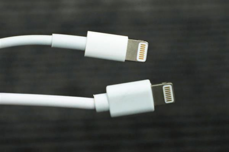 Cách vệ sinh dây sạc điện thoại iPhone đúng cách để kéo dài tuổi thọ sử dụng