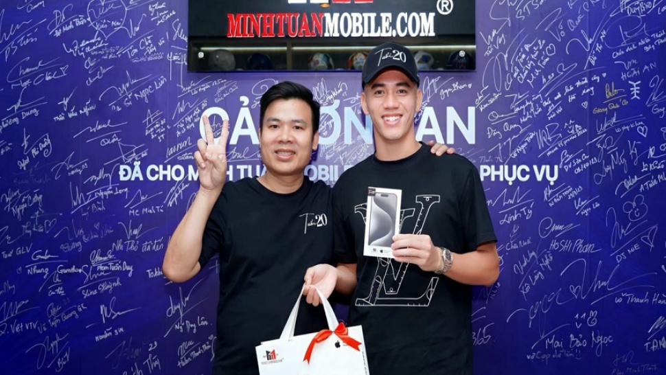 Cầu thủ Tiến Linh tậu iPhone 15 Pro Max 512GB cao cấp