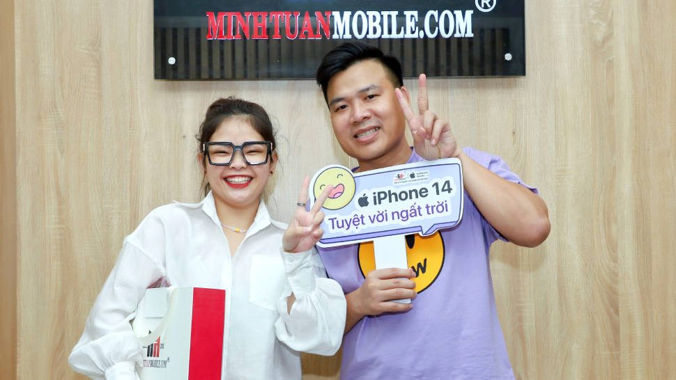 Cô nàng ChuChu nhí nhảnh bên iPhone 14 Pro Max Tím đậm sâu