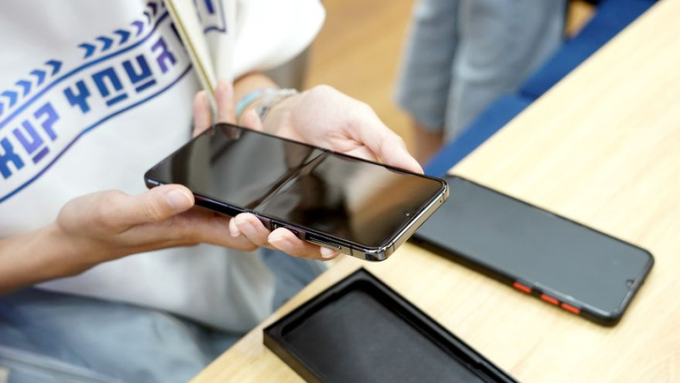 Đã mắt loạt ảnh khách hàng trên tay Samsung Galaxy Z Series