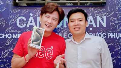 Diễn viên Bá Thắng tươi tắn cùng iPhone 15 Pro Max
