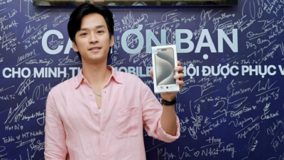 Diễn viên Trần Nghĩa cực bảnh bên iPhone 15 Pro Max 