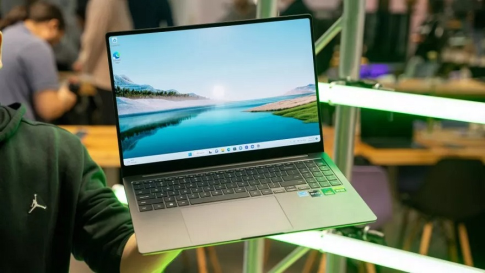 Galaxy Book 4 có khả năng hiển thị tốt hơn khi ở ngoài trời