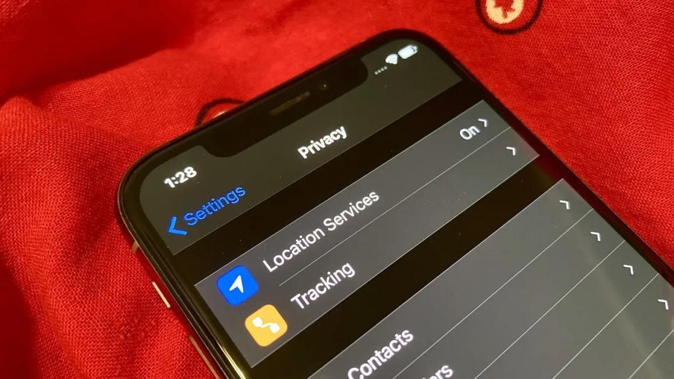iOS 17 lại làm loạn, tự động thay đổi các cài đặt riêng tư của người dùng