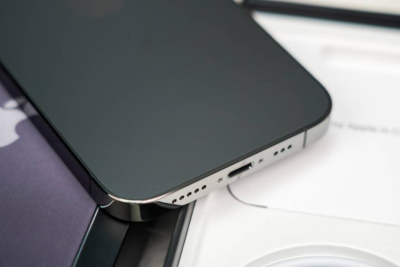 Làm thế nào để vệ sinh loa và micro iPhone?