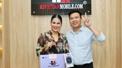Madame Hương Hoàng đẹp quý phái sắm iPhone Pro Max