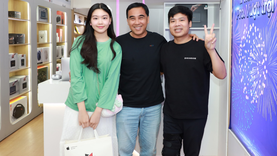 Nghệ sĩ Quyền Linh đầu tư iPhone 14 Pro Max cho 