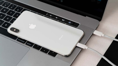 Những điều cần biết khi sạc iPhone bằng MacBook