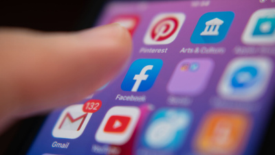 Làm cách nào để xem lại Tin trên Facebook?