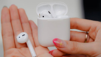 Tại sao AirPods bị hỏng hay hết pin nhanh một bên tai?