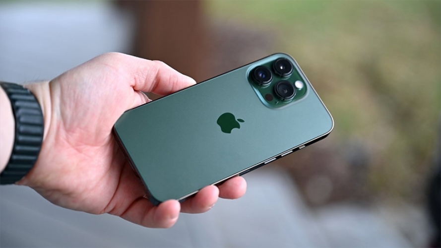 Trên tay iPhone 13 Pro màu xanh lá cực chất: sự kết hợp màu sắc độc đáo