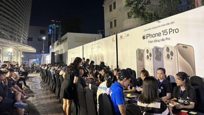 Xuất hiện những khách hàng đầu tiên nhận iPhone 15 Series chính hãng VN/A