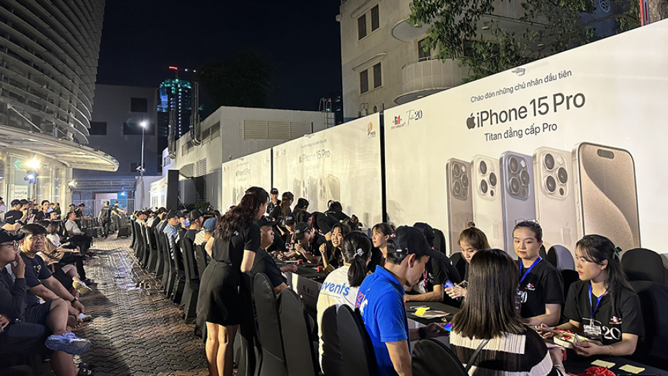 Xuất hiện những khách hàng đầu tiên nhận iPhone 15 Series chính hãng VN/A